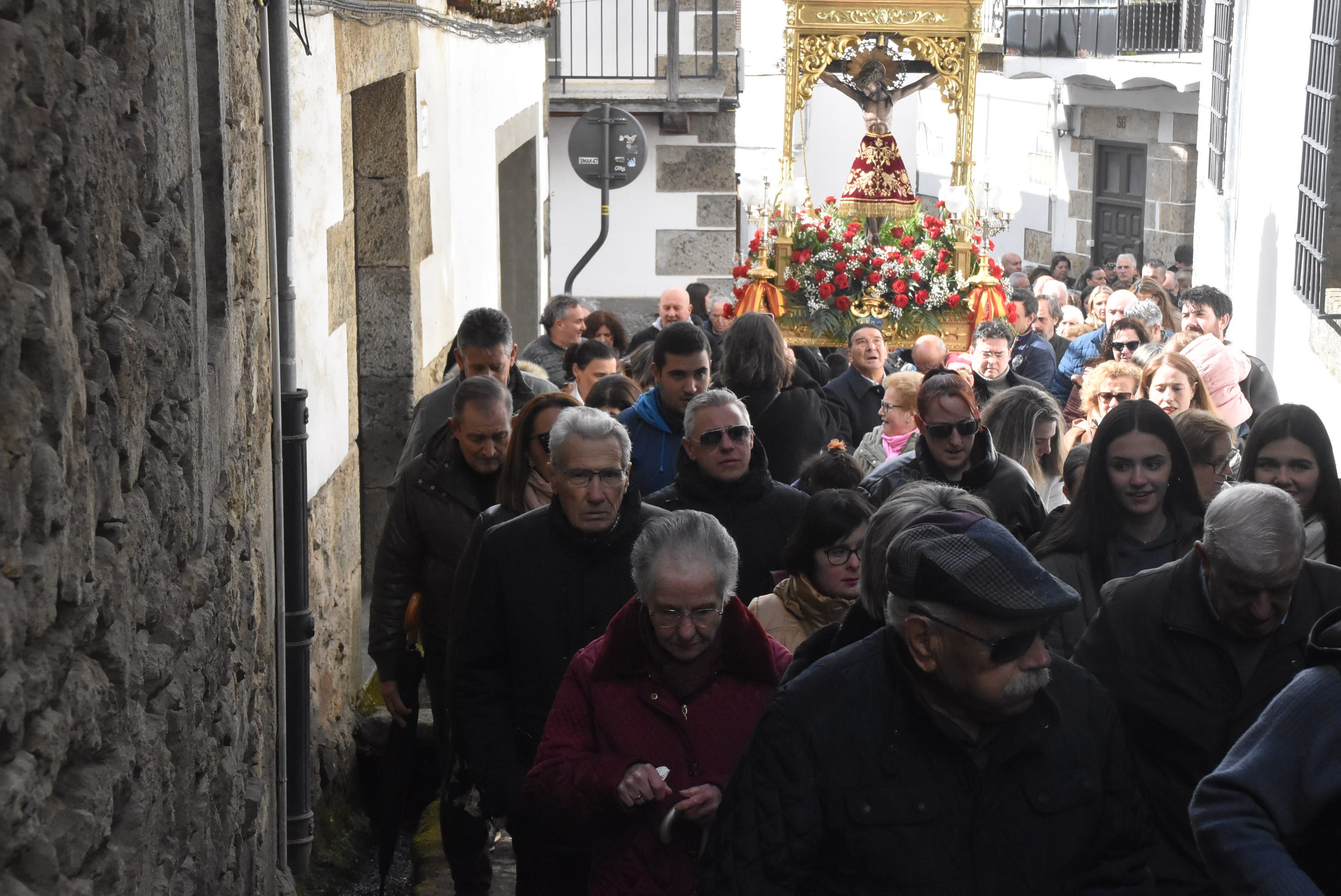 La lluvia respeta al Cristo de Candelario en la subida a la iglesia