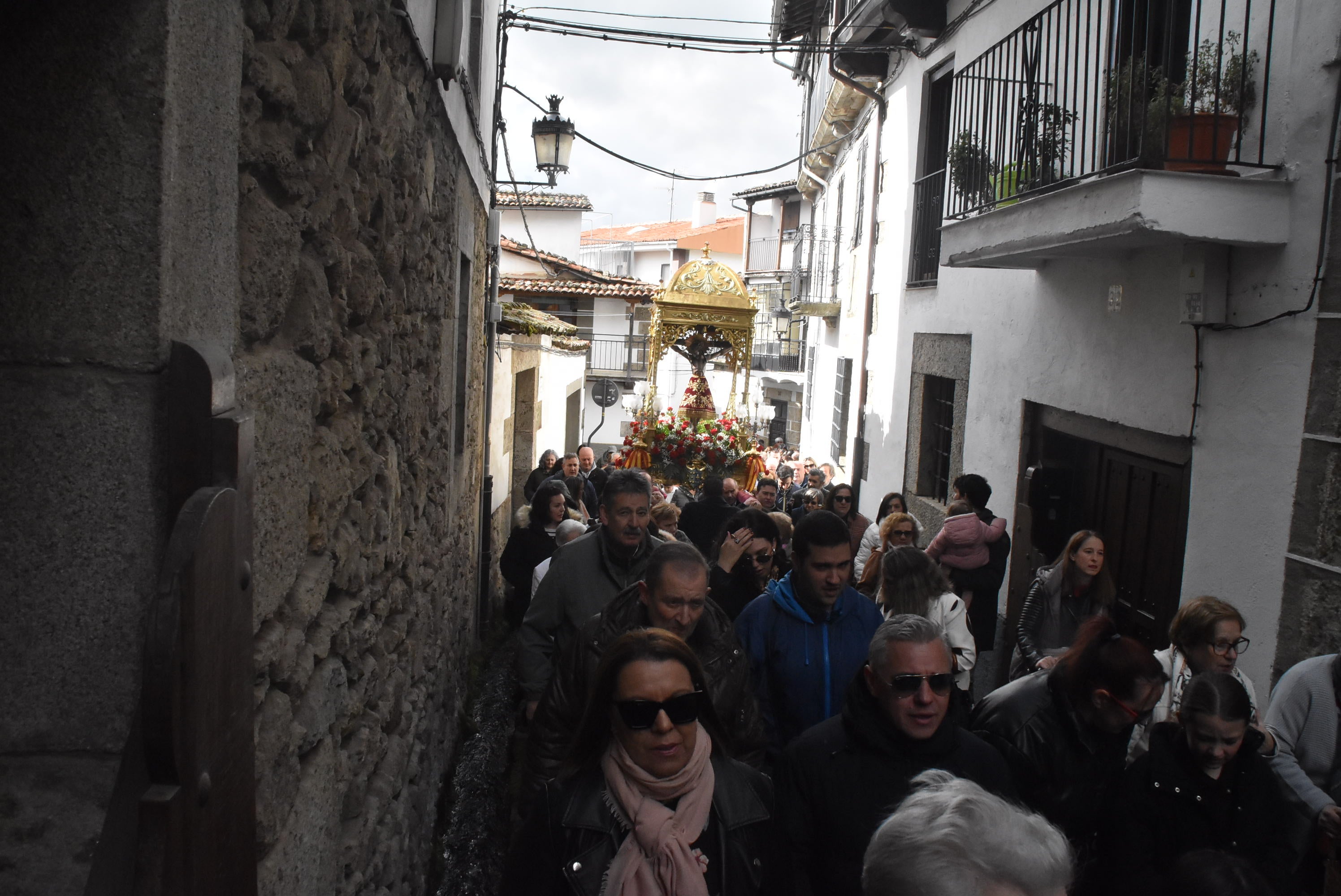 La lluvia respeta al Cristo de Candelario en la subida a la iglesia