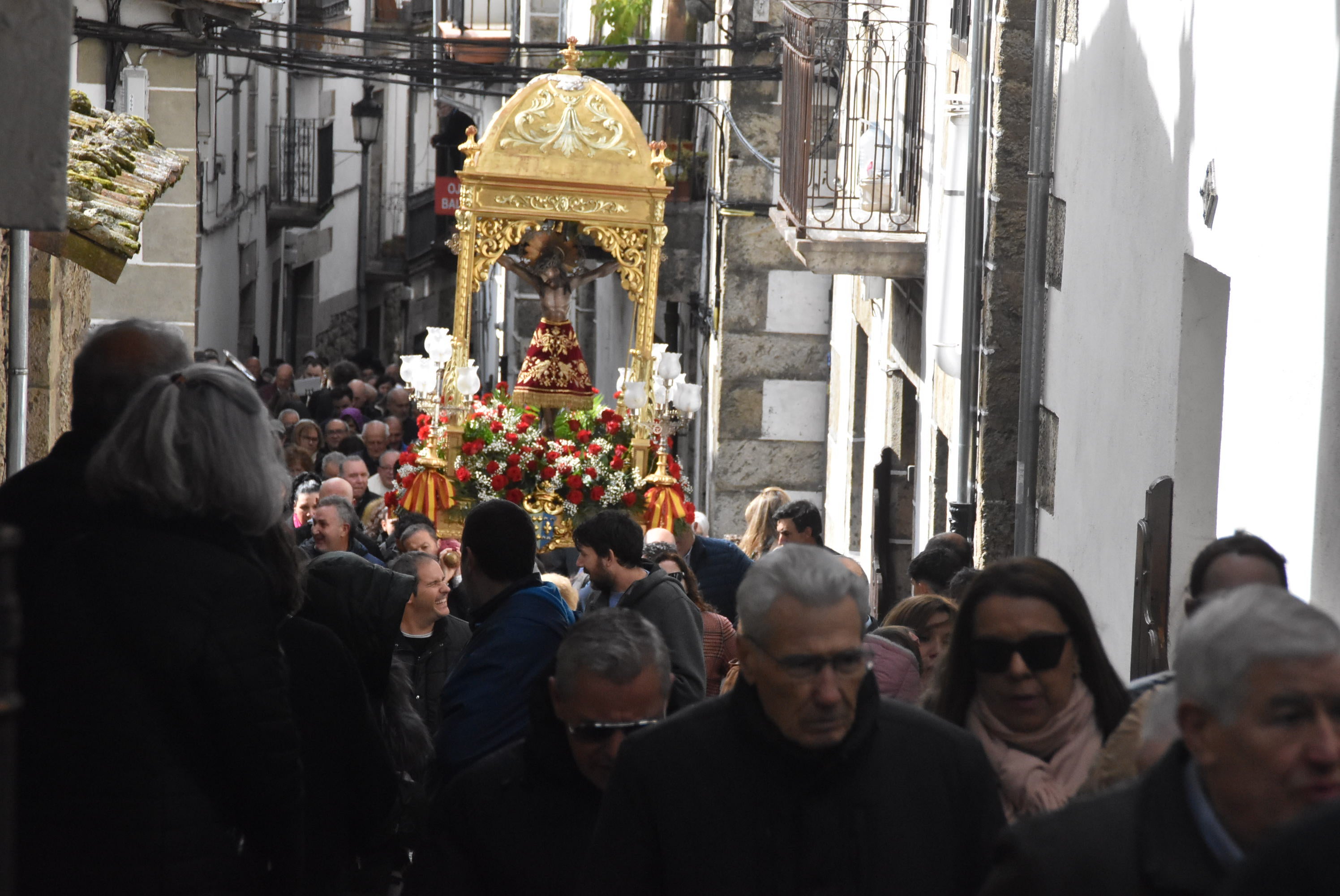 La lluvia respeta al Cristo de Candelario en la subida a la iglesia