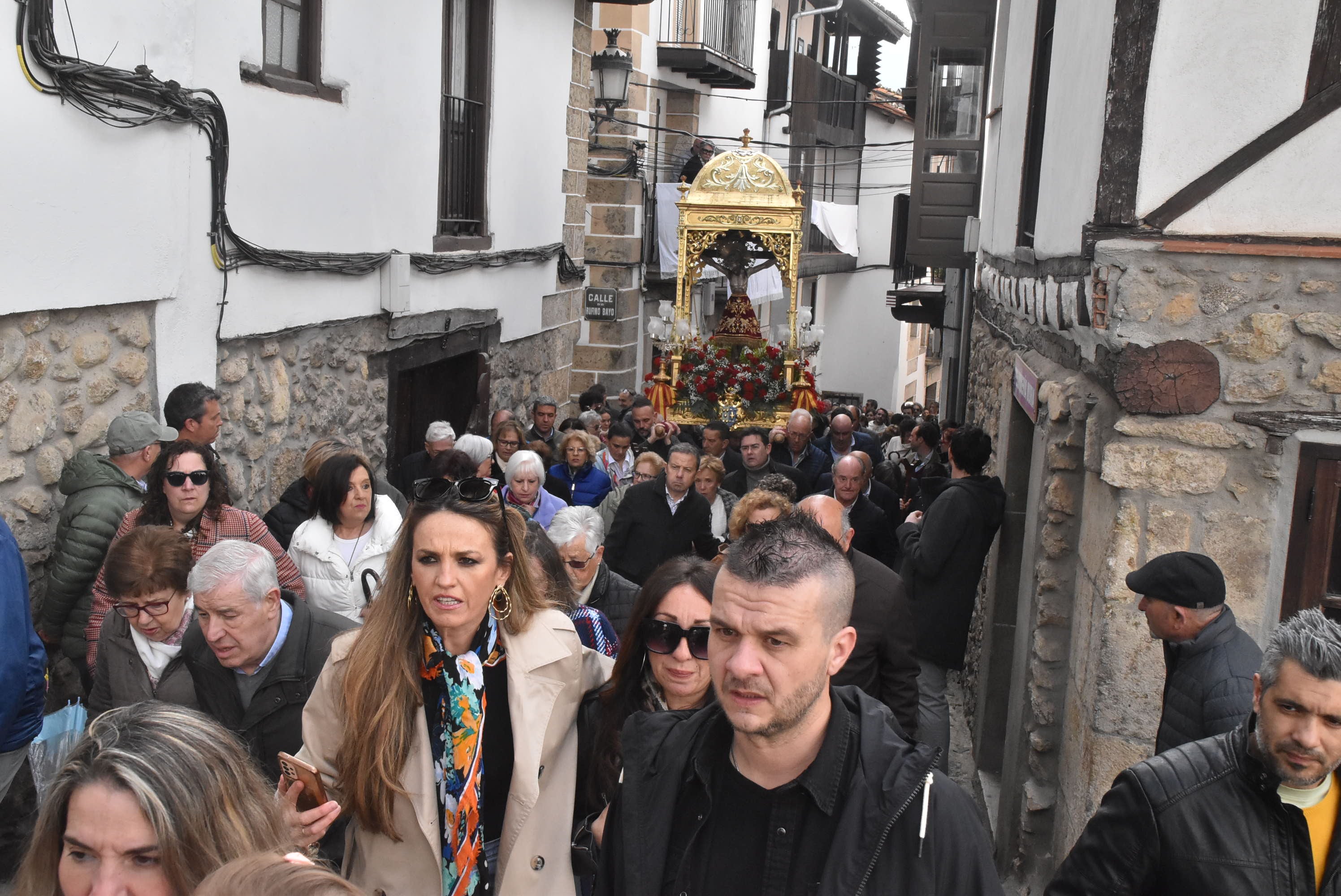 La lluvia respeta al Cristo de Candelario en la subida a la iglesia