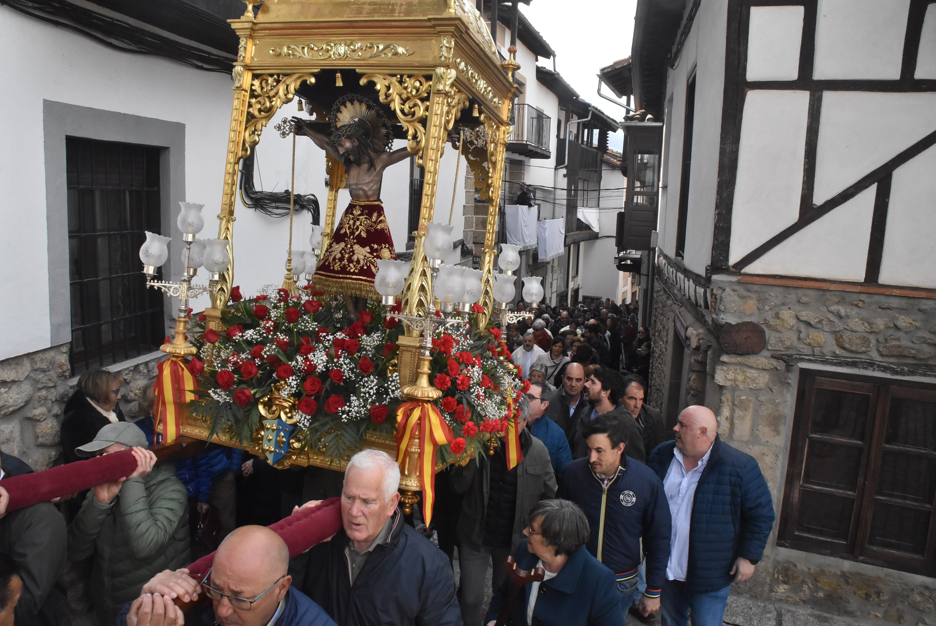 La lluvia respeta al Cristo de Candelario en la subida a la iglesia