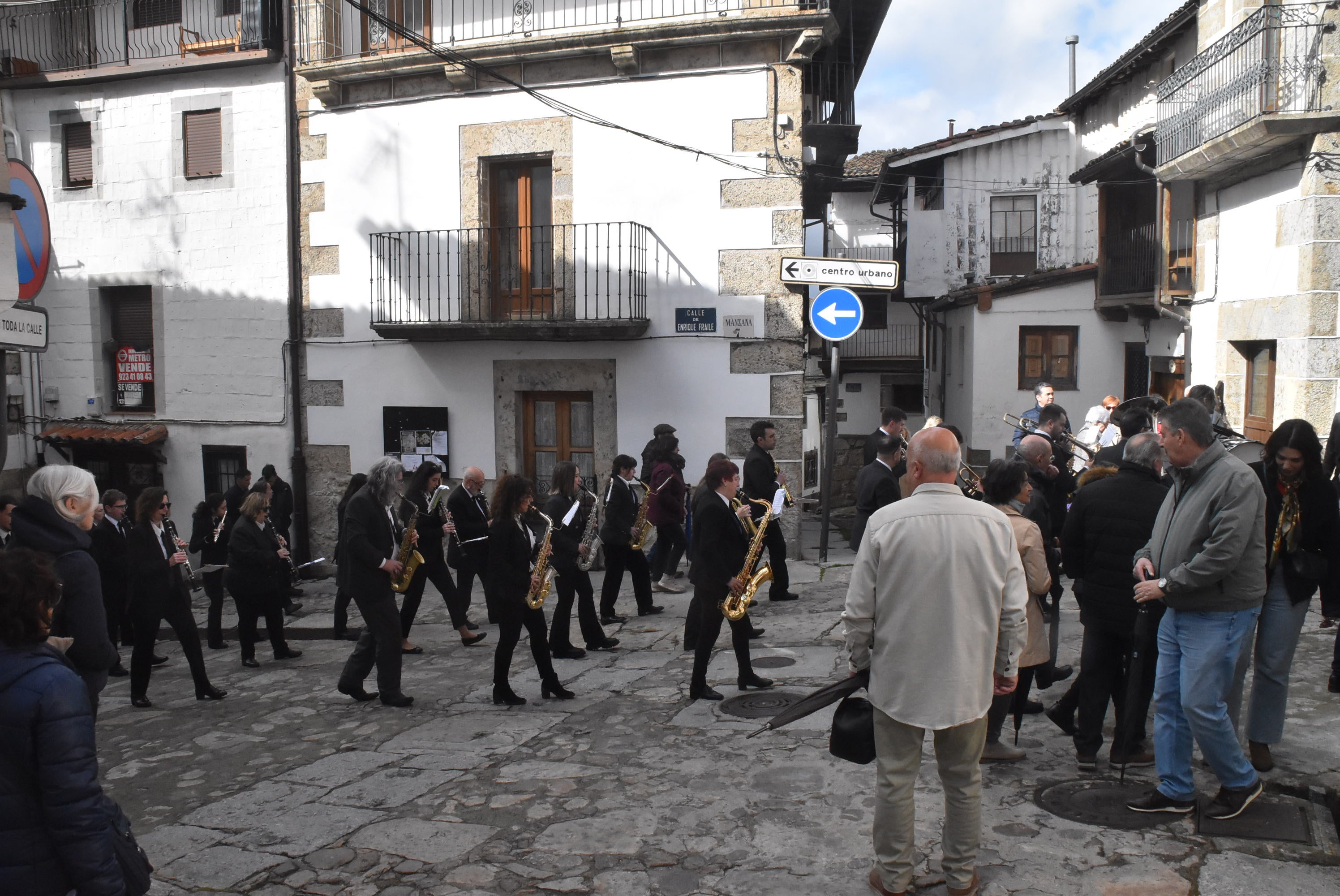 La lluvia respeta al Cristo de Candelario en la subida a la iglesia