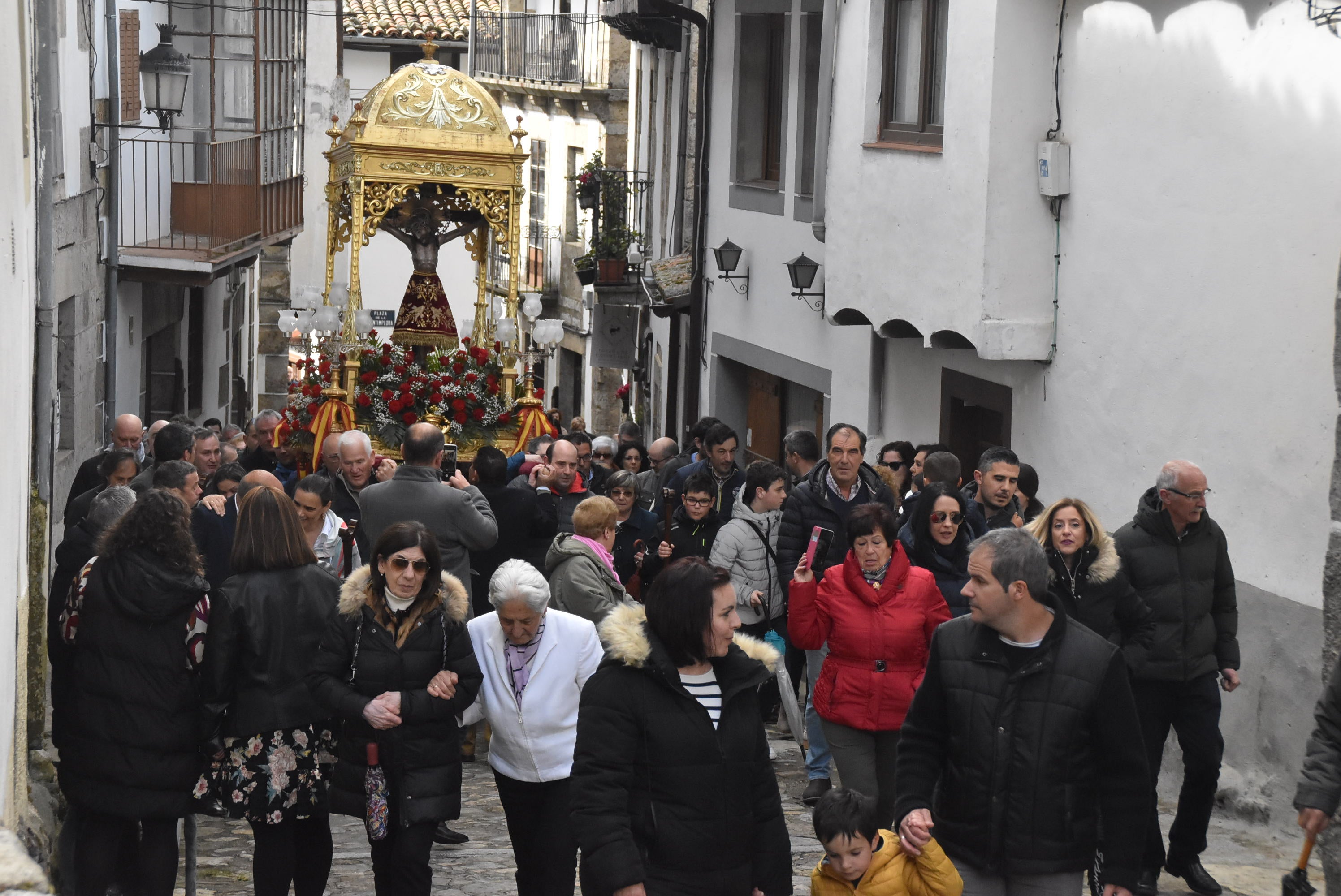 La lluvia respeta al Cristo de Candelario en la subida a la iglesia