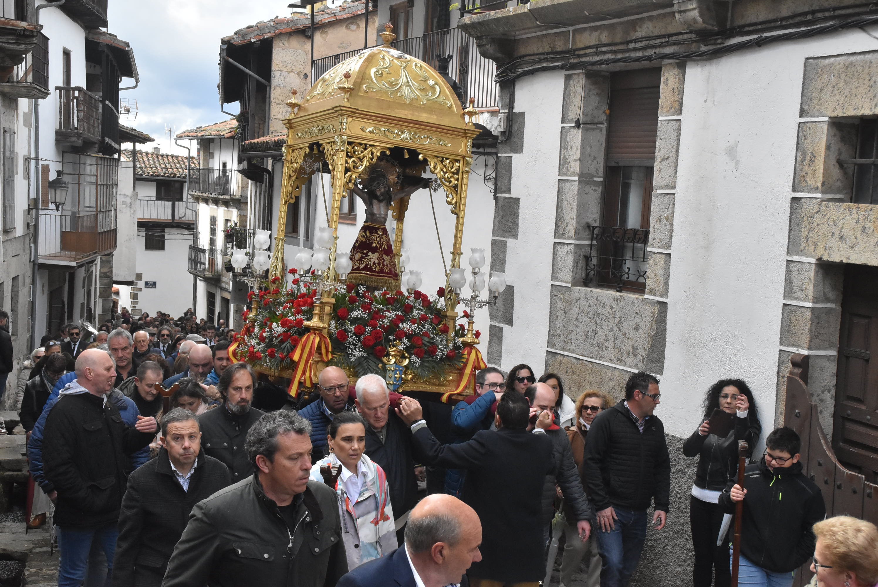 La lluvia respeta al Cristo de Candelario en la subida a la iglesia