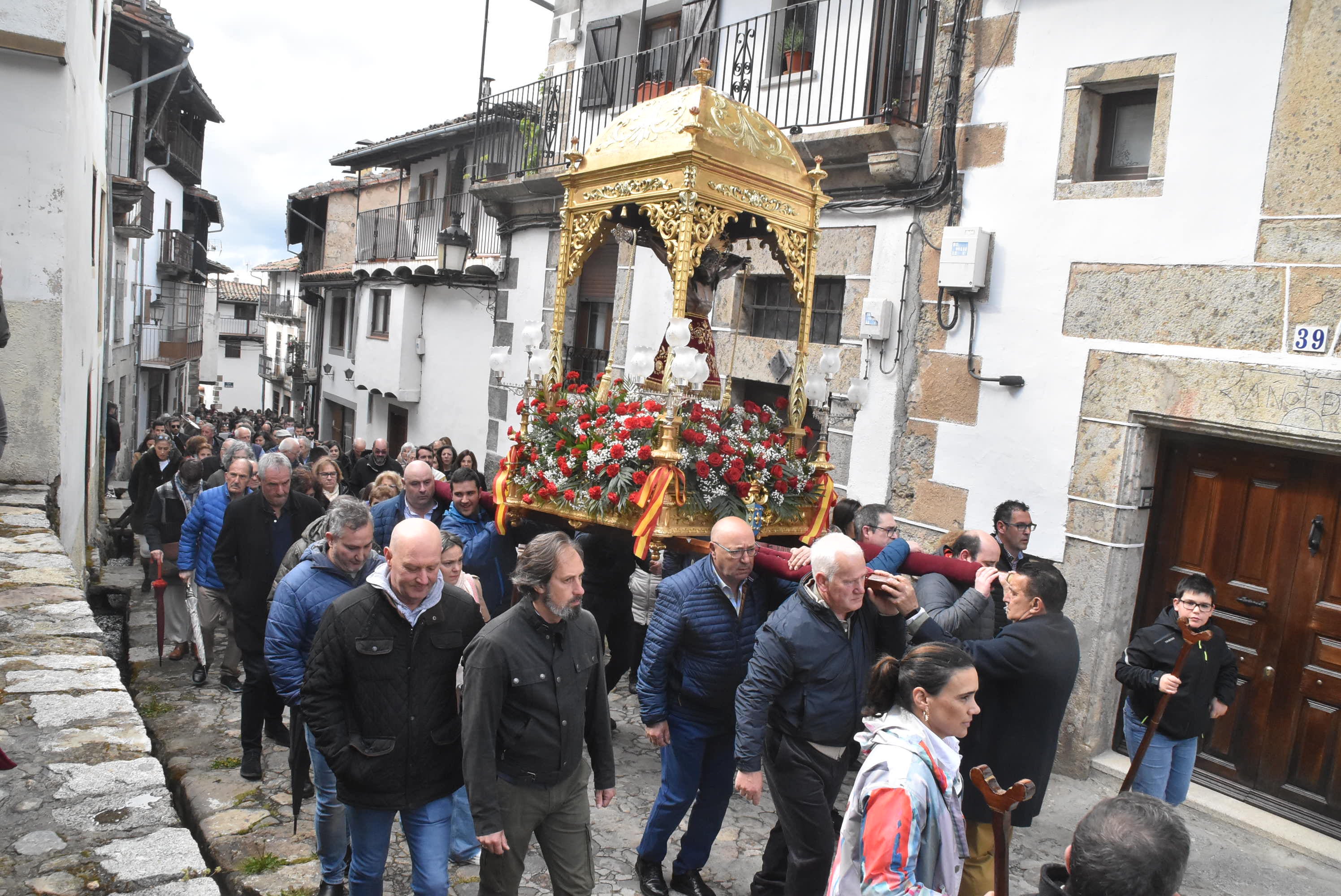 La lluvia respeta al Cristo de Candelario en la subida a la iglesia