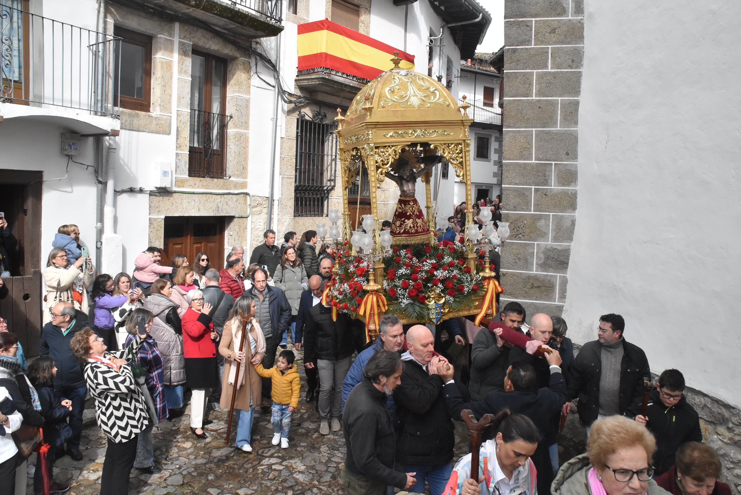 La lluvia respeta al Cristo de Candelario en la subida a la iglesia