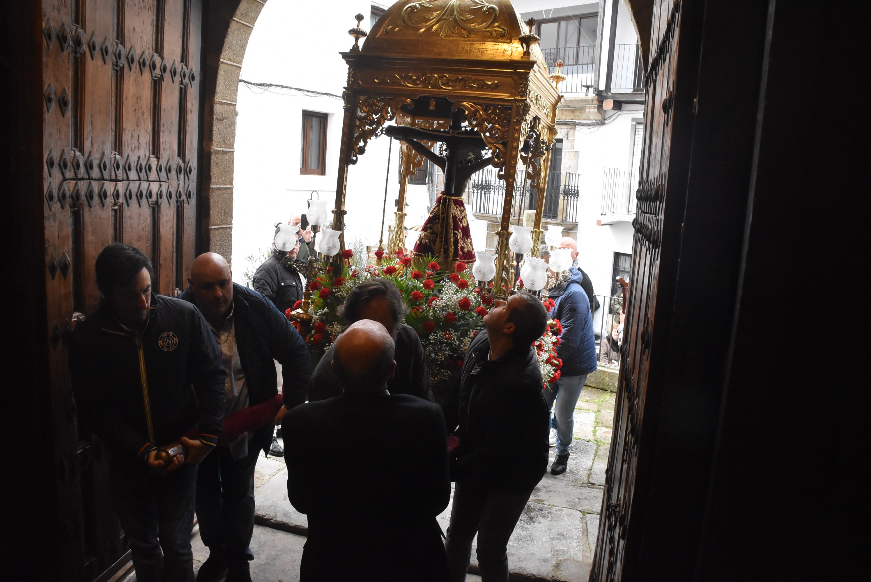 La lluvia respeta al Cristo de Candelario en la subida a la iglesia