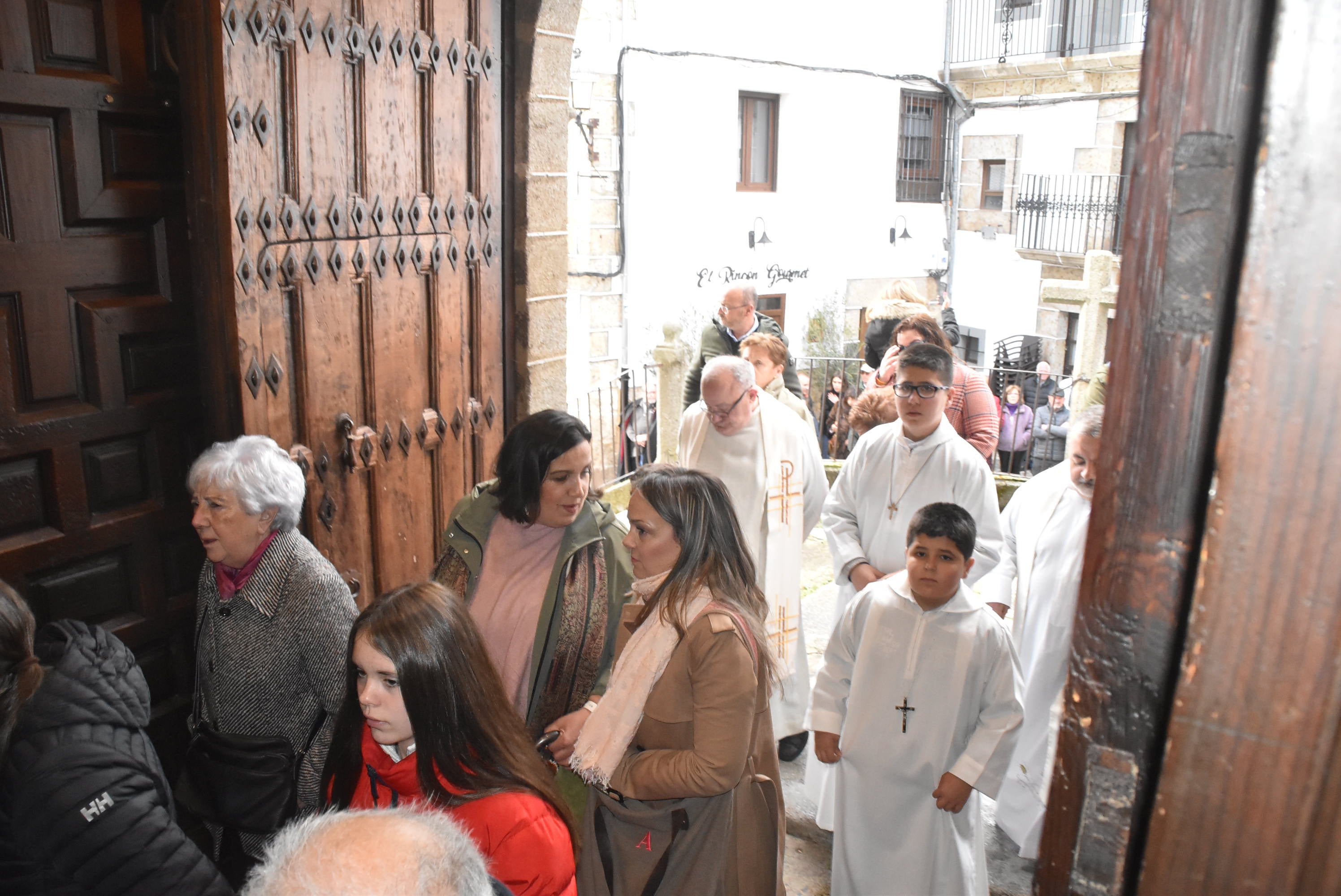 La lluvia respeta al Cristo de Candelario en la subida a la iglesia