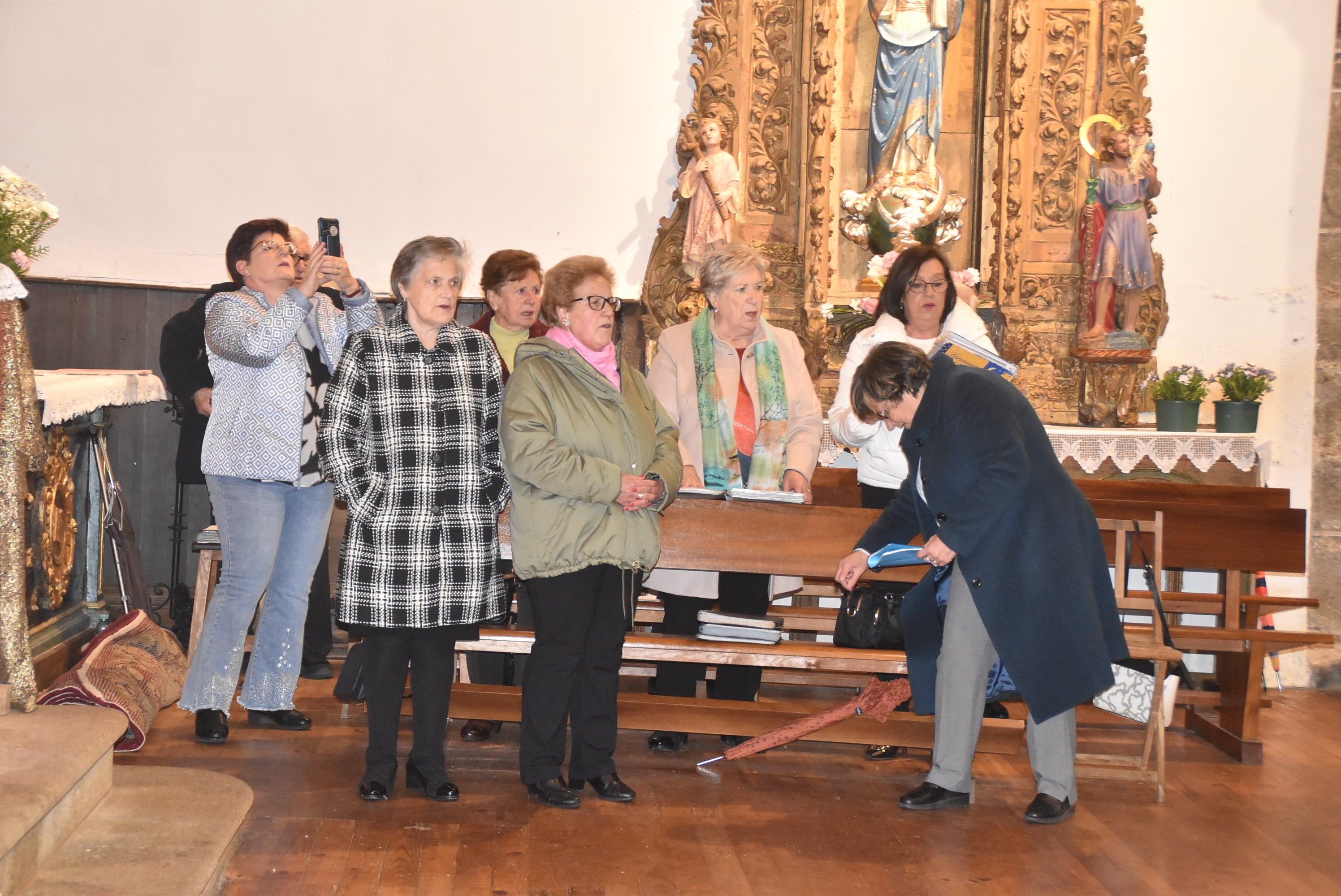 La lluvia respeta al Cristo de Candelario en la subida a la iglesia