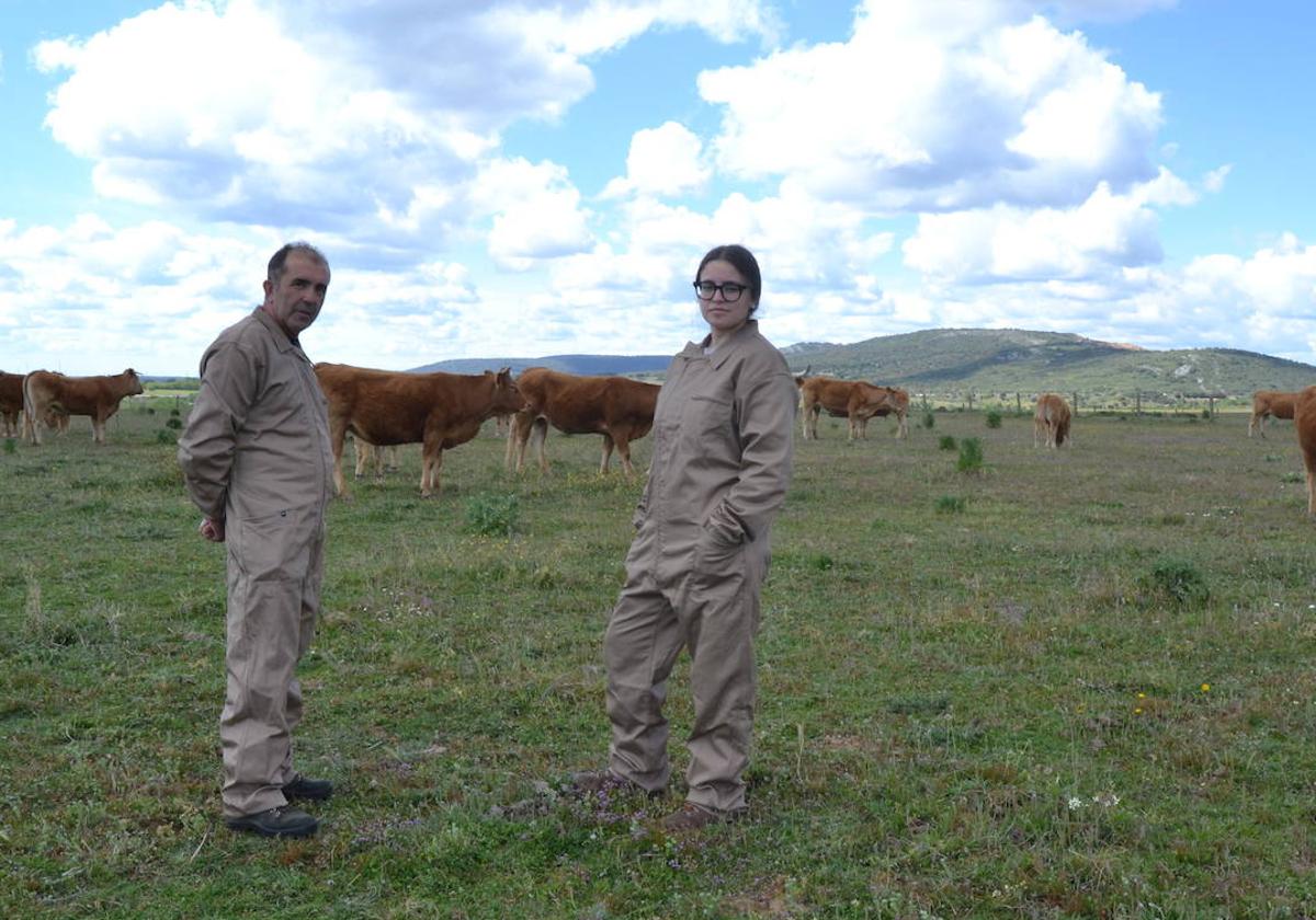 Saturnino Benito y su hija Lucía, en la explotación ganadera de limusinas que tienen en Pedro Toro.