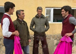 El Capea, Victorino Martín, Manuel Escribano y José Garrido, en la finca de Las Tiesas.