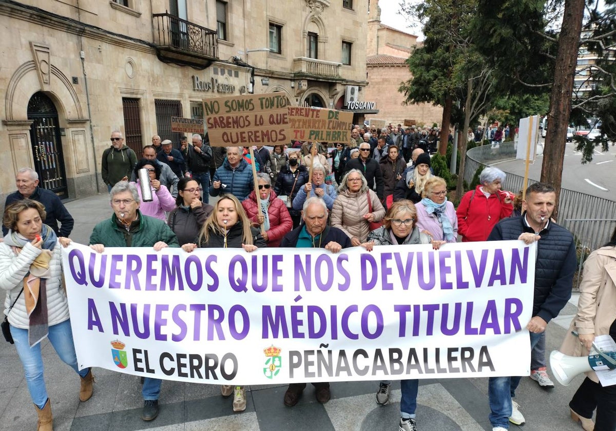 «Cumple o dimite», la petición de los vecinos de El Cerro y Peñacaballera al gerente de Atención Primaria