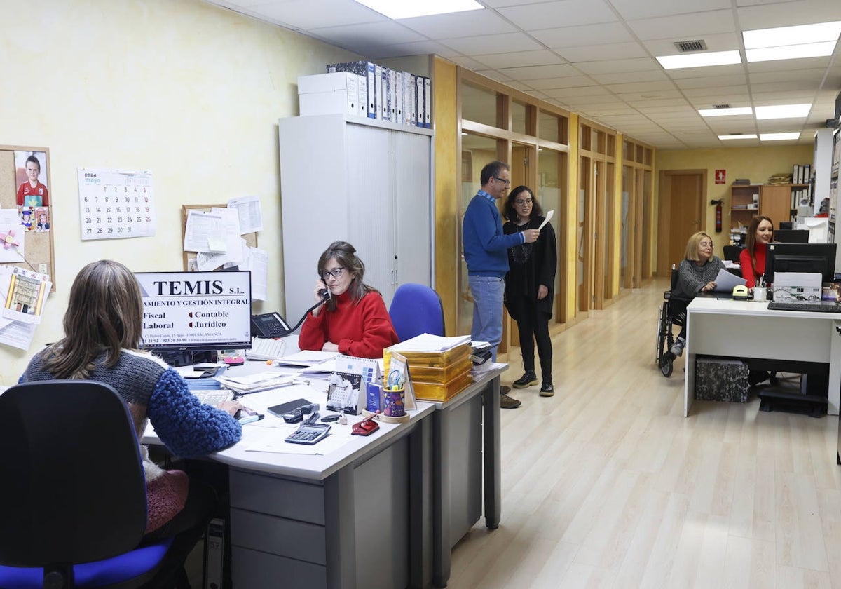 Empleados de la Asesoría Temis Gis en la oficina situada en la calle Pedro Cojos.