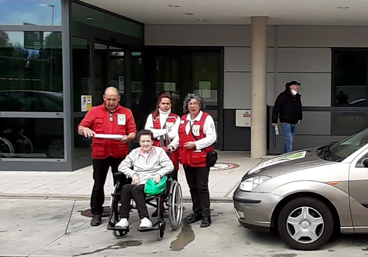 María Lucía Vicioso, esta mañana con los tres voluntarios de la asociación bejarana contra el cáncer en la puerta del hospital de Salamanca.