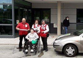 María Lucía Vicioso, esta mañana con los tres voluntarios de la asociación bejarana contra el cáncer en la puerta del hospital de Salamanca.