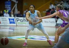 Arica Carter, en un partido contra el Spar Girona.