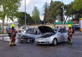 Bomberos de Salamanca sofocan el incendio de dos coches en San José.