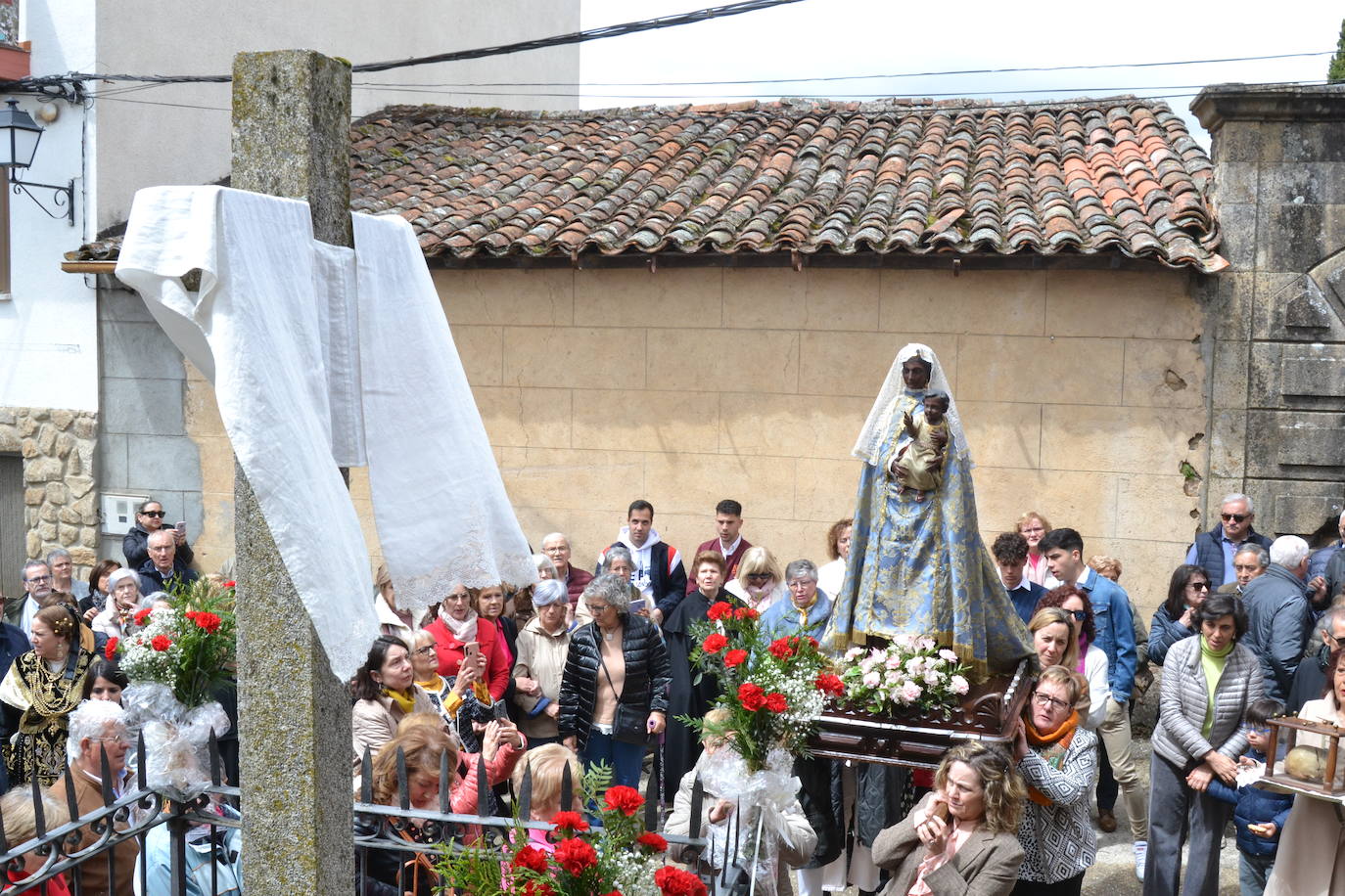 La Moza Santa recorre Sequeros seis siglos después