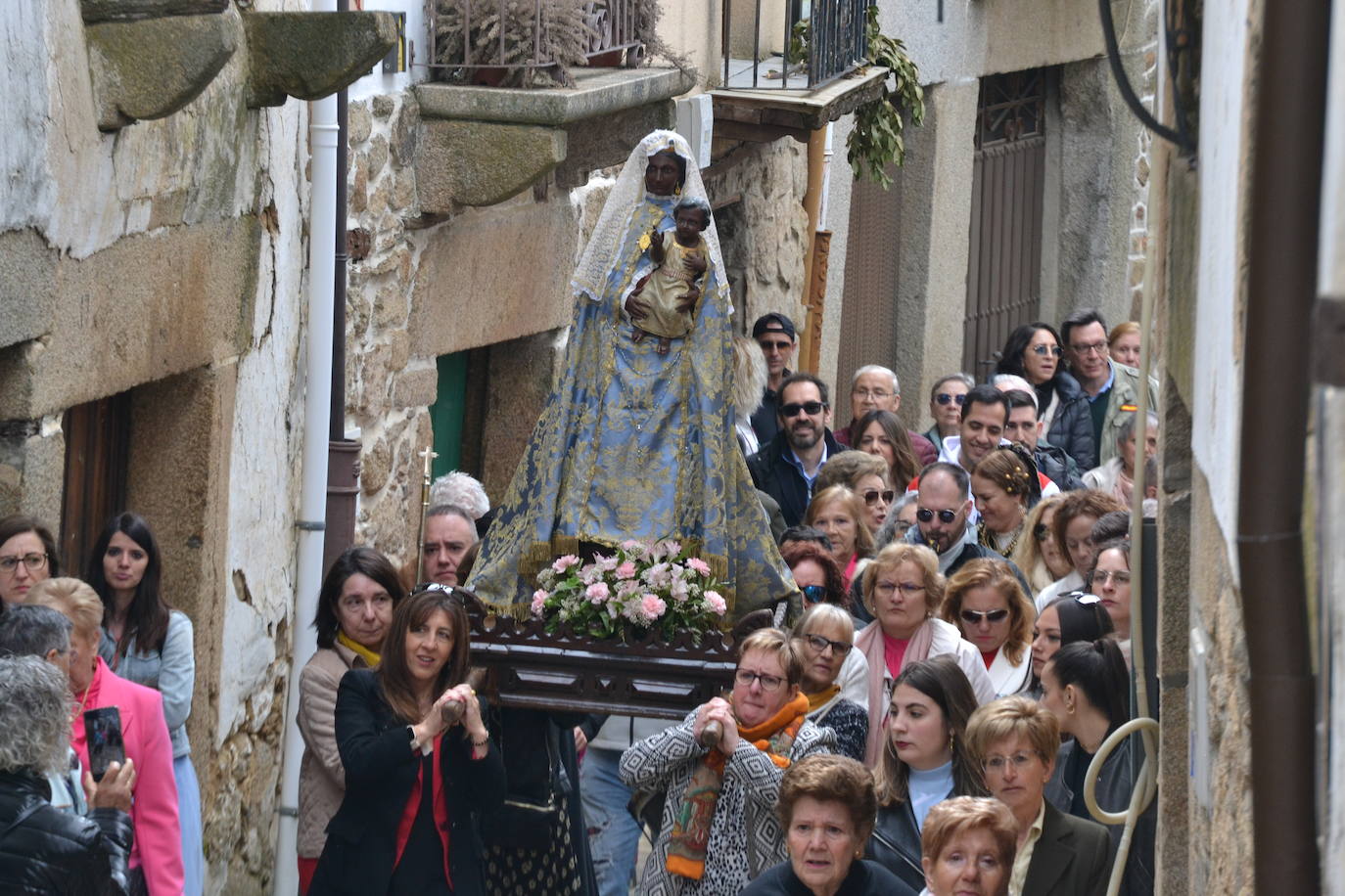 La Moza Santa recorre Sequeros seis siglos después