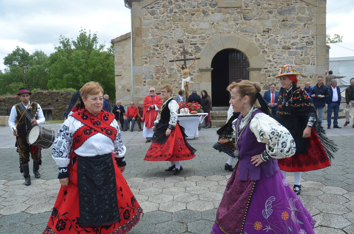 La Santa Cruz embriaga de júbilo Saelices el Chico