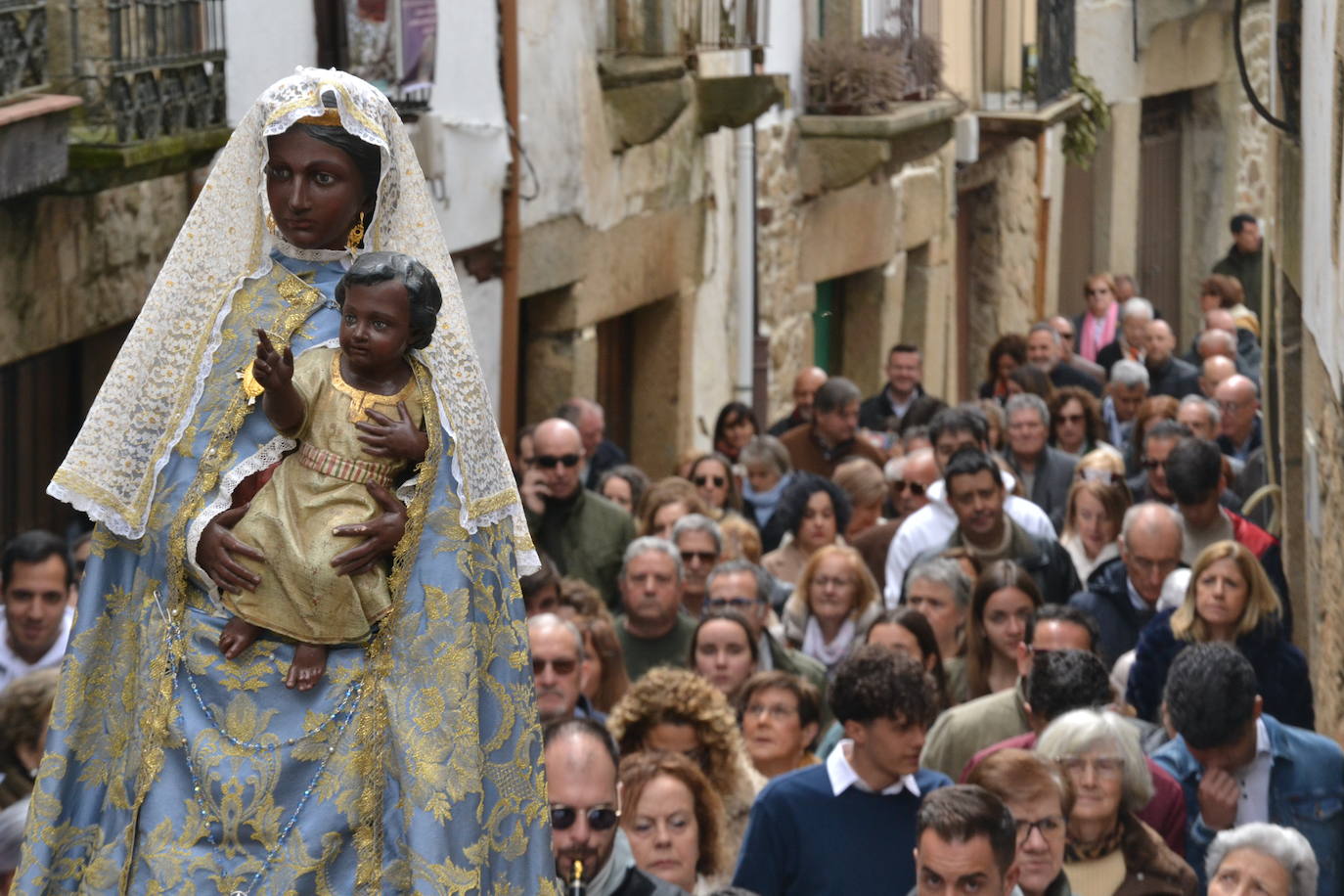 La Moza Santa recorre Sequeros seis siglos después