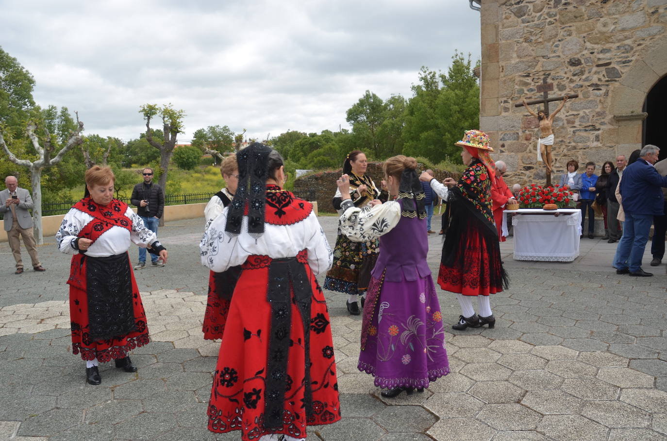 La Santa Cruz embriaga de júbilo Saelices el Chico