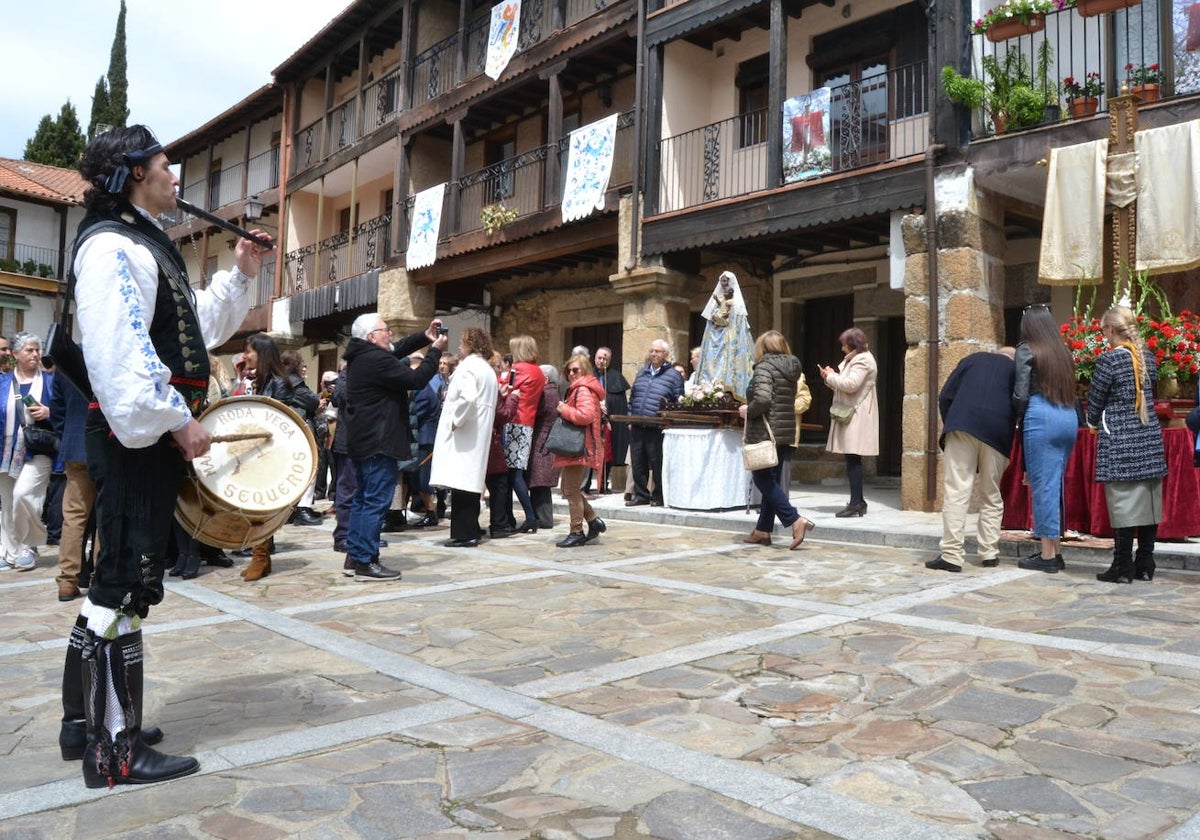 La Moza Santa recorre Sequeros seis siglos después