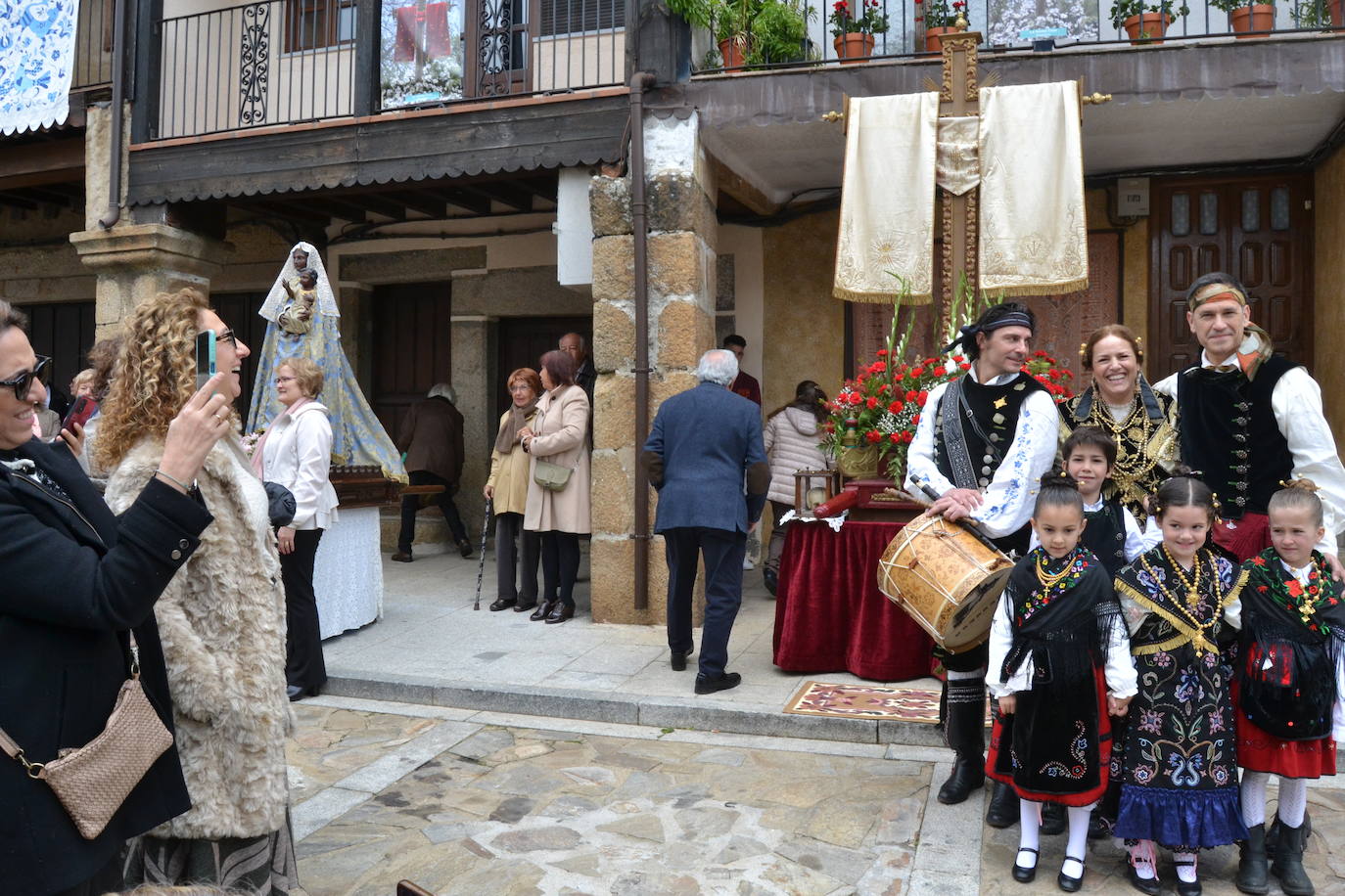 La Moza Santa recorre Sequeros seis siglos después