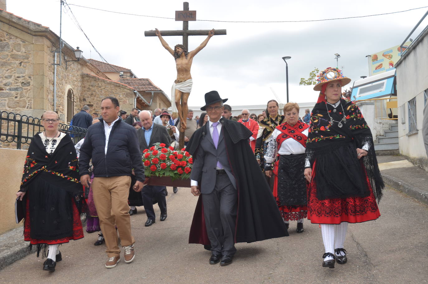 La Santa Cruz embriaga de júbilo Saelices el Chico