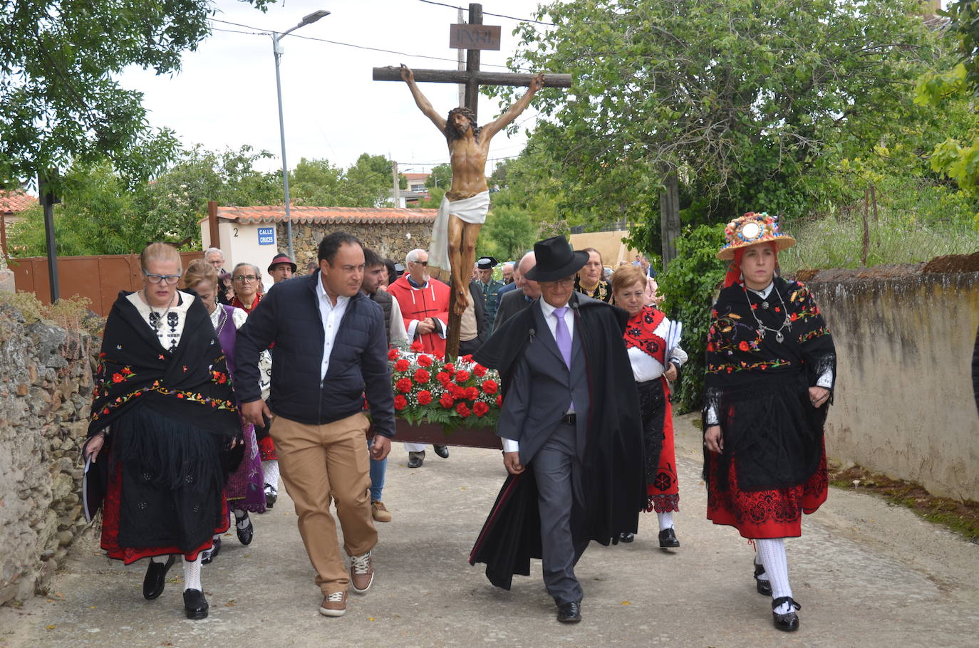 La Santa Cruz embriaga de júbilo Saelices el Chico