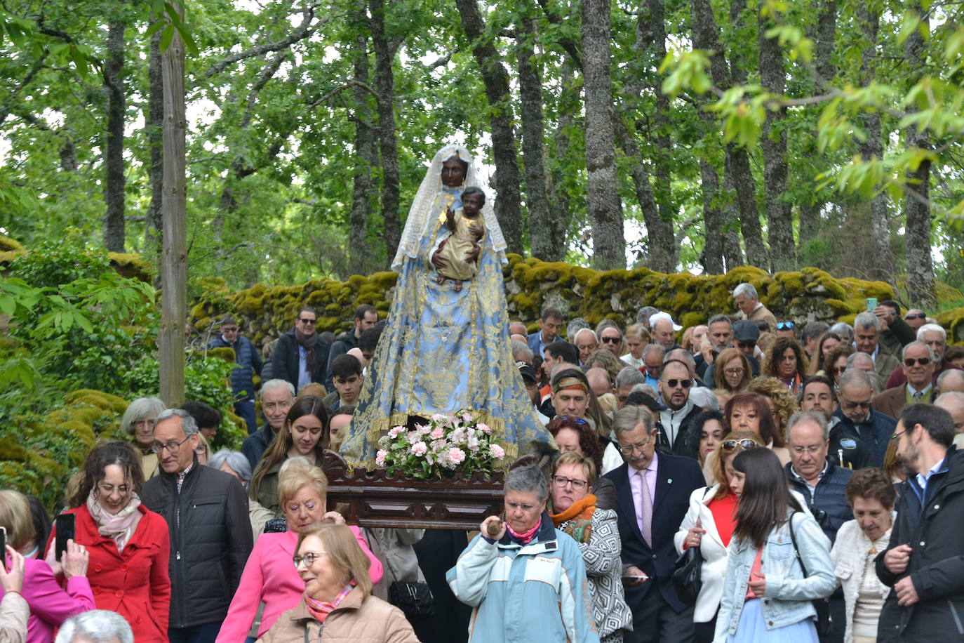 La Moza Santa recorre Sequeros seis siglos después