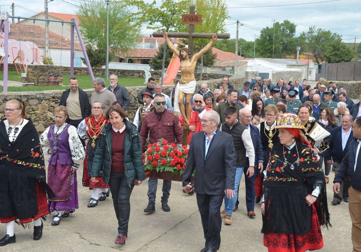 La Santa Cruz embriaga de júbilo Saelices el Chico