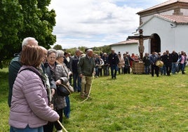 Los cofrades tirando de la soga para llevar al Cristo de Cabrera.