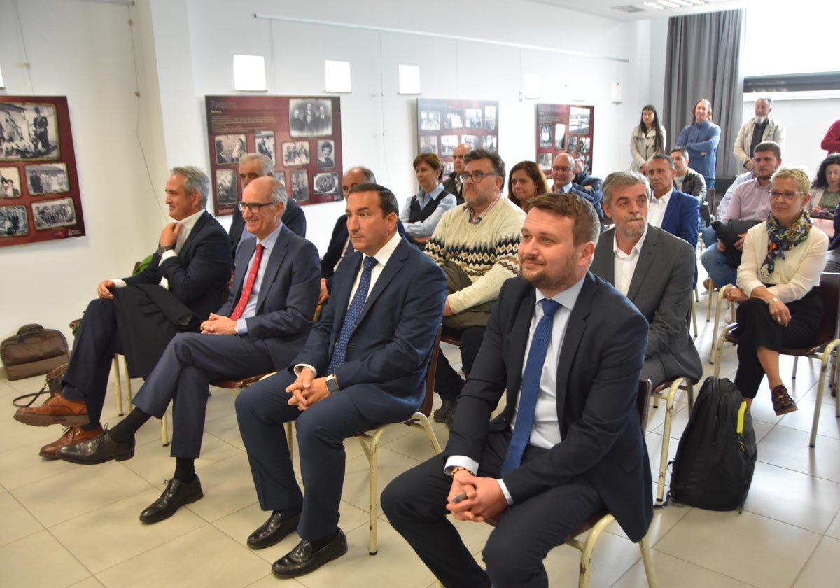 Eloy Ruiz y Javier Iglesias acompañados de altos cargos de la empresa durante la presentación en Machacón.