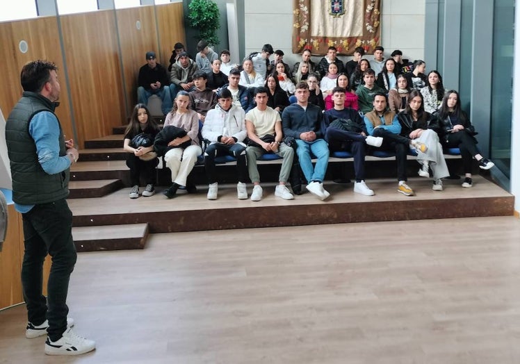 Imagen principal - Diferentes momentos de la votación celebrada en el salón de plenos del Ayuntamiento.