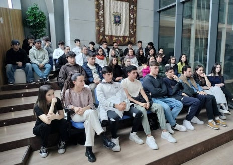 Imagen secundaria 1 - Diferentes momentos de la votación celebrada en el salón de plenos del Ayuntamiento.