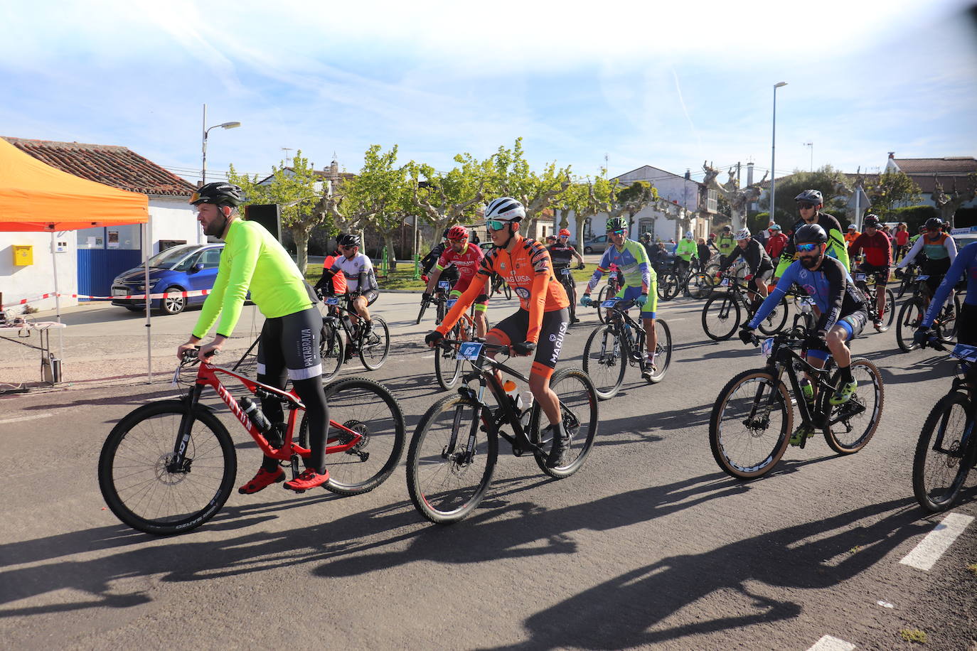 Doscientos corredores disfrutan del Desafío BTT de Fuentes de Béjar