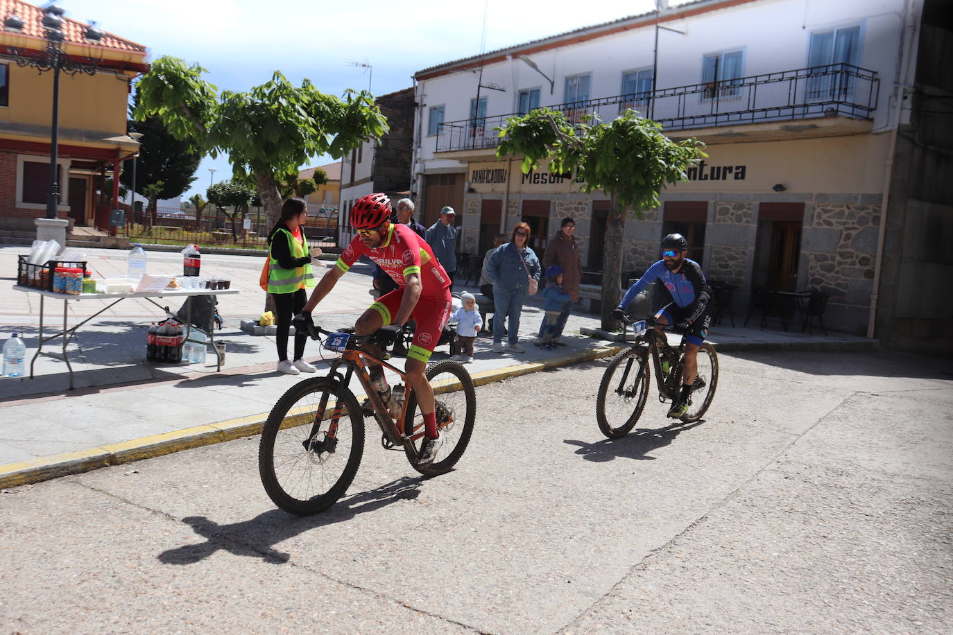 Doscientos corredores disfrutan del Desafío BTT de Fuentes de Béjar