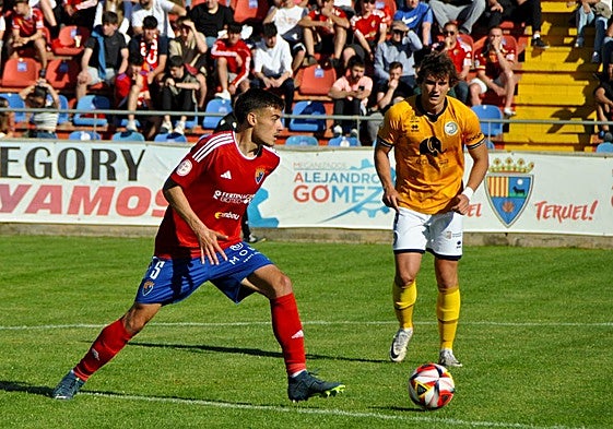 Acción de juego en el encuentro entre el CD Teruel y Unionistas.