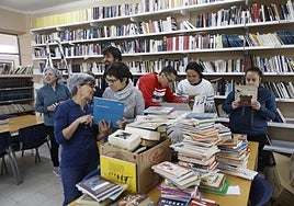 Voluntarias de la biblioteca popular de Pizarrales y voluntarios de Asprodes con su monitor.