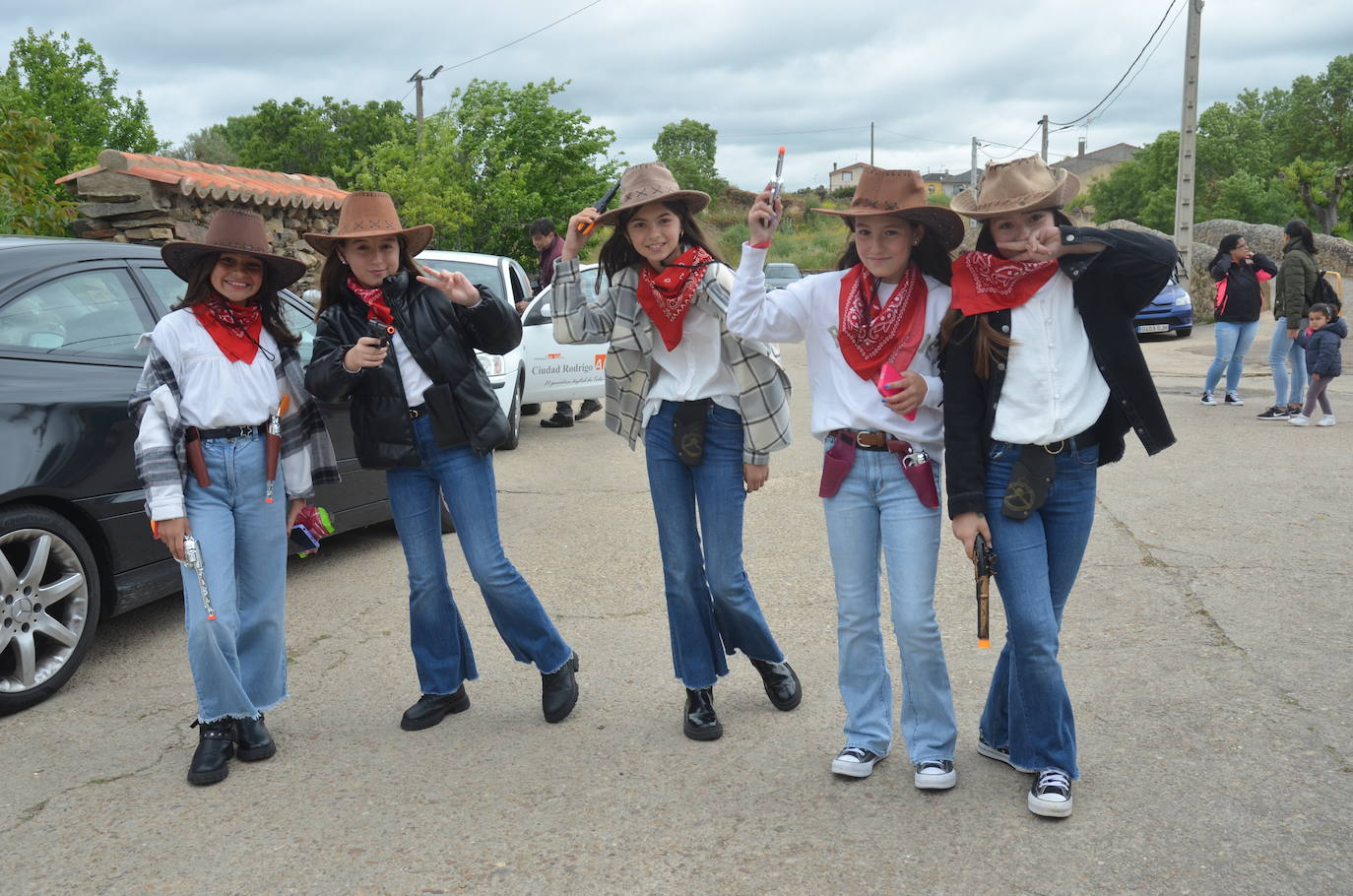 Espíritu festivo y fantasía en el último día de la Santa Cruz en Saelices el Chico