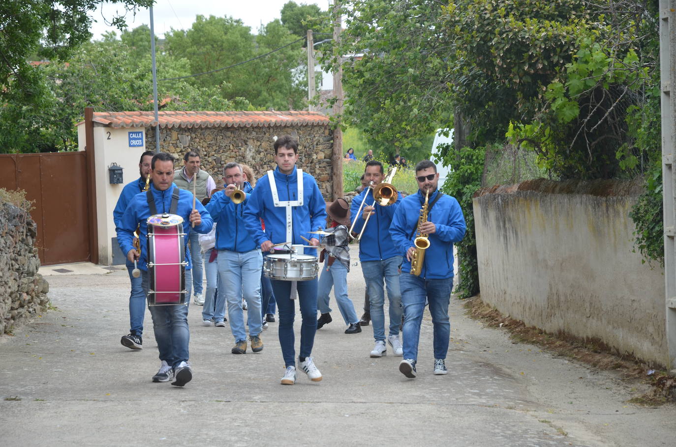 Espíritu festivo y fantasía en el último día de la Santa Cruz en Saelices el Chico