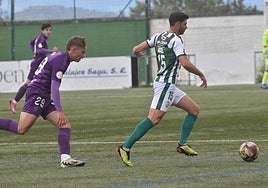 El zaguero del cuadro chacinero, Asiel Mateo, conduce el cuero ante la presión del rival.