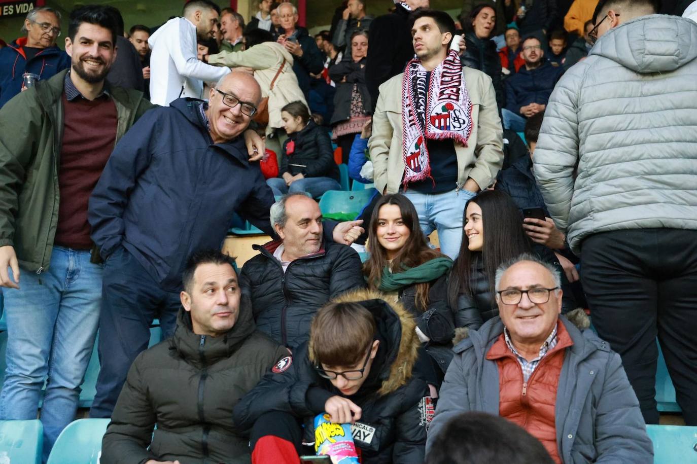 Búscate en la grada del Helmántico en el partido frente a la SD Ponferradina B