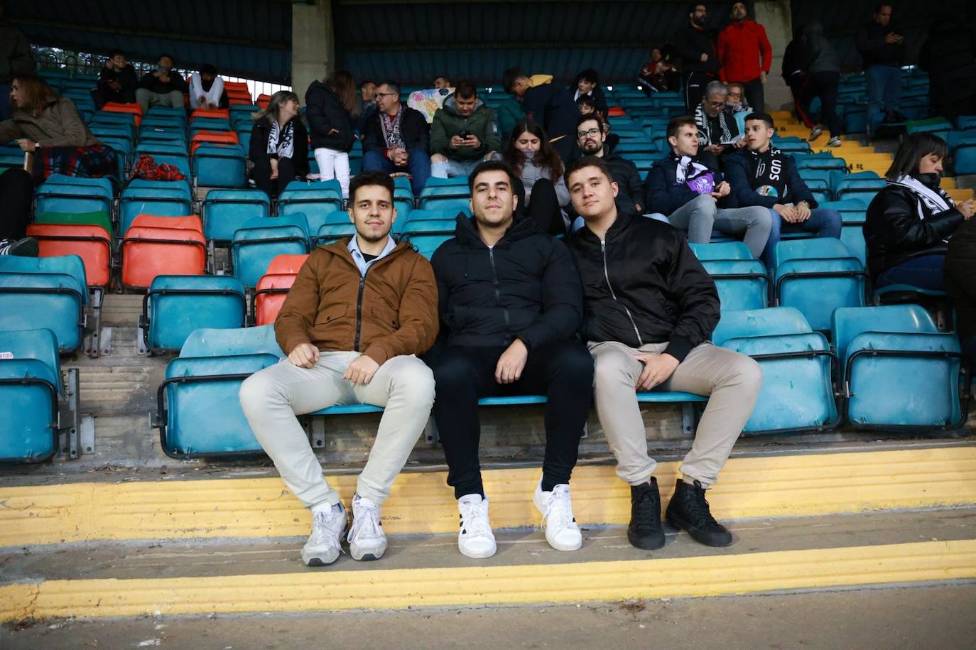 Búscate en la grada del Helmántico en el partido frente a la SD Ponferradina B