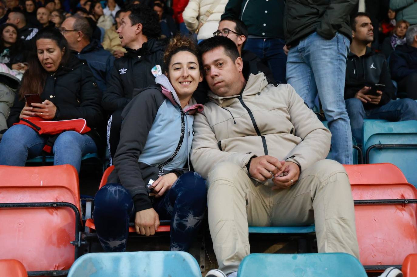 Búscate en la grada del Helmántico en el partido frente a la SD Ponferradina B