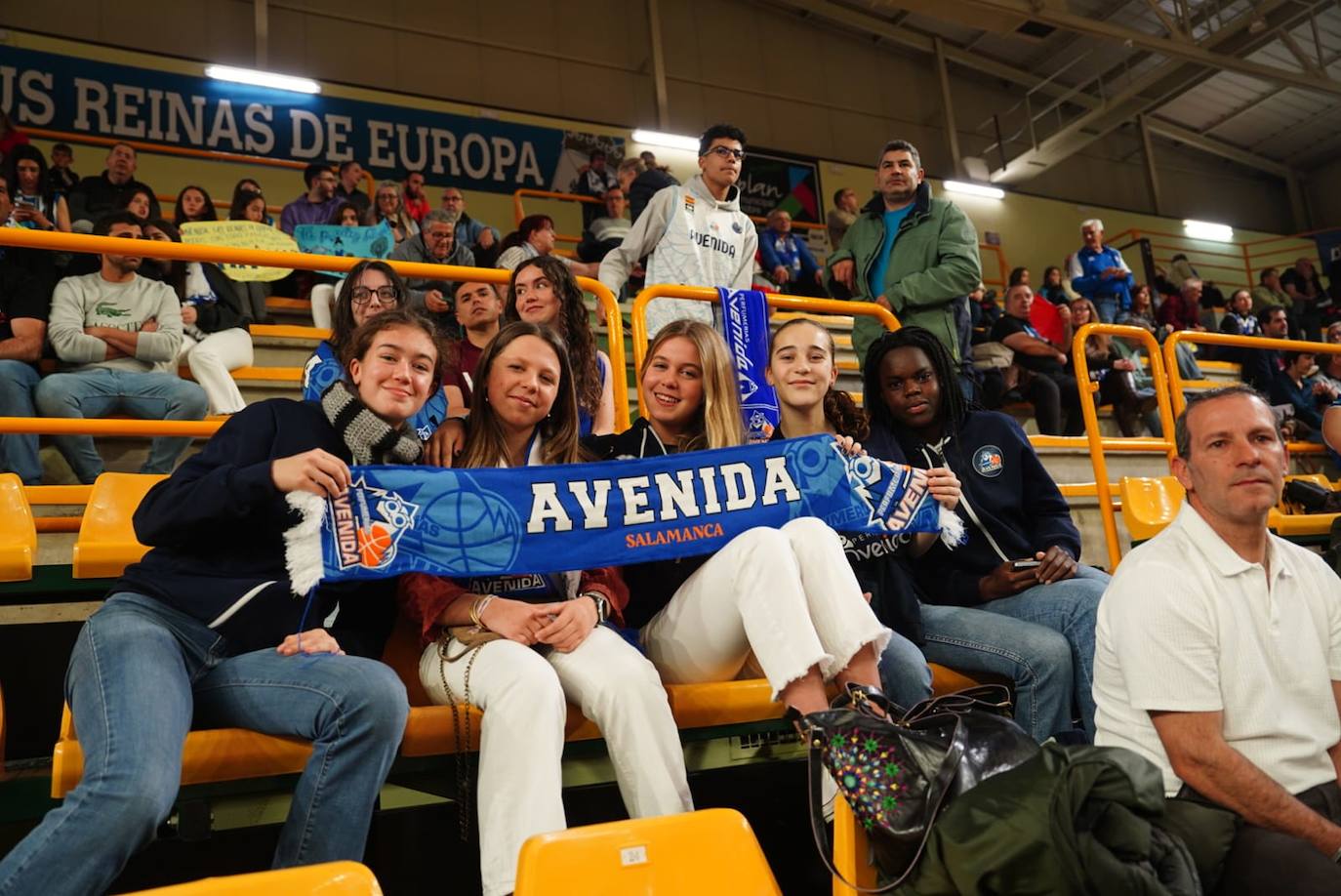 Búscate en la grada de Würzburg en el Avenida - Girona