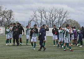 Los jugadores del CD Guijuelo aplauden a los aficionados en el Luis Ramos al término del choque de este domingo.