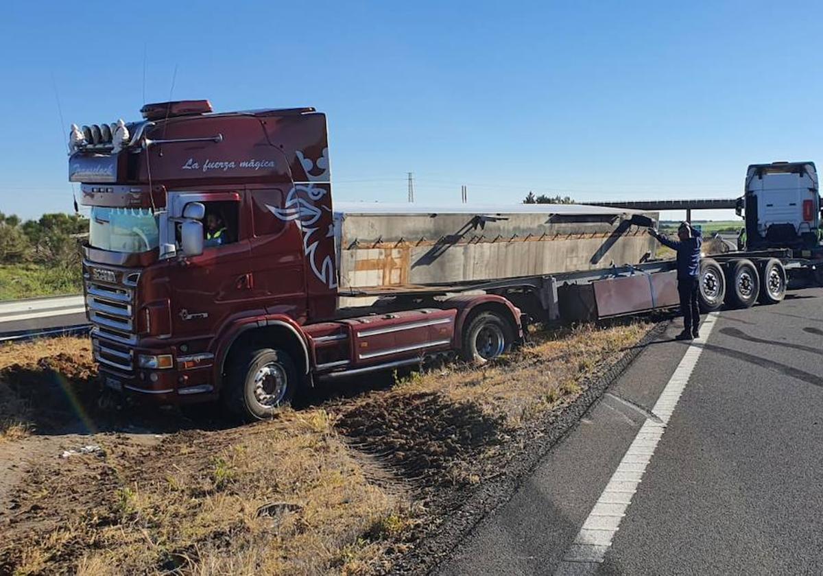 Así ha quedado el camión volcado en la A-62