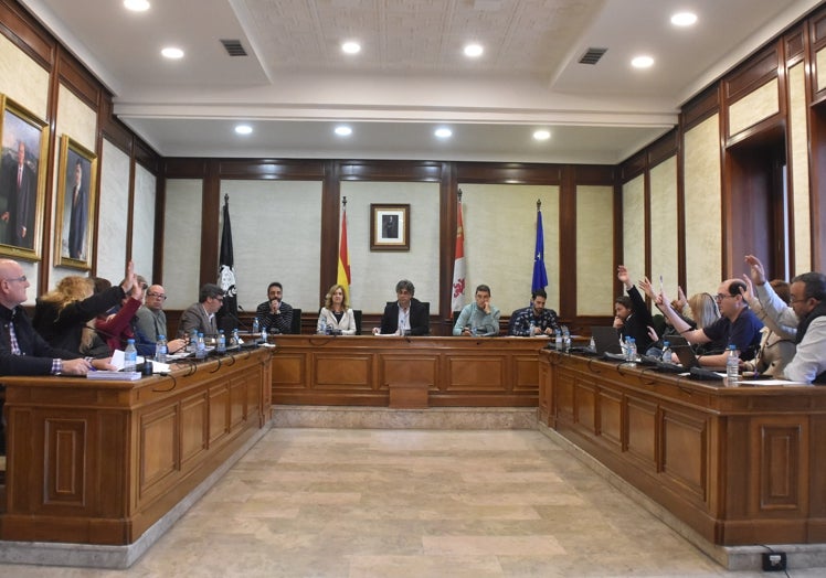 Votación de la oposición en el pleno extraordinario de esta mañana.